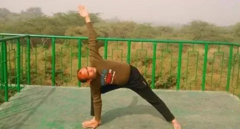 Trikonasana (triangle pose)